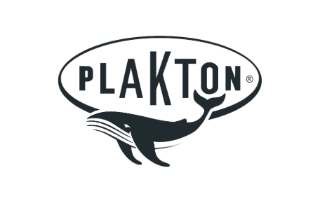 Official Plakton logo – High-quality cork-soled comfort sandals represented by Moda Vostra, B2B sales agency for the Benelux region.